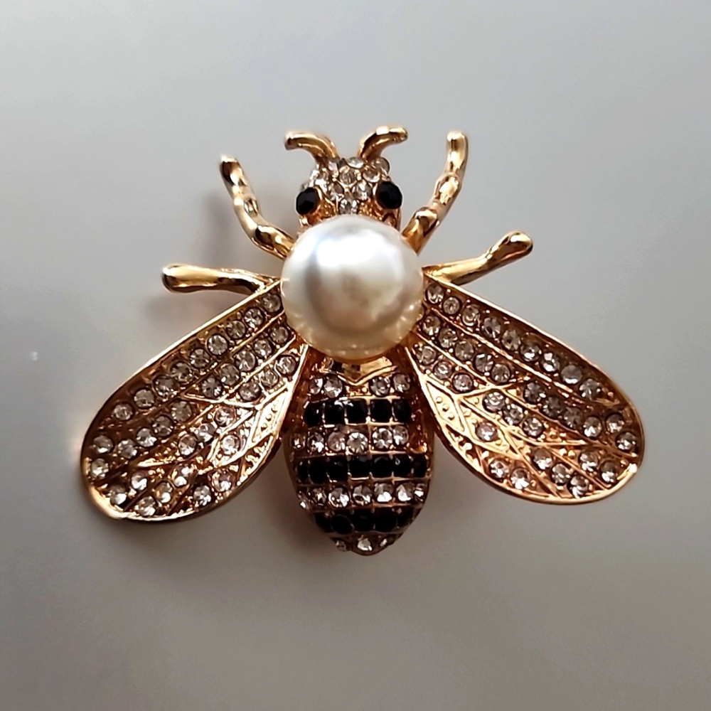 Honey Pearl Honey Bee White pearl  Brooch Simulated Diamonds